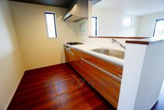 耐久性にも優れた人造大理石トップです。汚れもサッと拭き取ることができ、お掃除もラクラク。対面式キッチンが家族の会話も盛り上げます。食器洗浄乾燥機付。