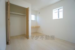2面採光を確保した明るい室内は、風通しも良く、大変居心地の良い空間となっております。爽やかな風を感じて起きる朝は、快適生活の始まりに。