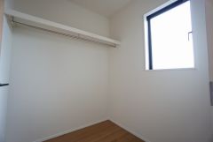 2階にはファミリークローク付き＾＾各居室に入りきれなかった荷物や、2階で使用する日用品のストック置き場に便利です。