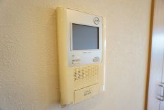 防犯性、セキュリティ対策に安心できるテレビモニター付きインターフォンです。セールスマン対策にもなり安心できます。