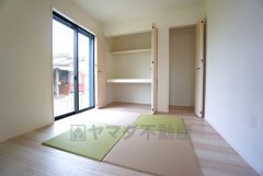 1Fリビング横の洋室。