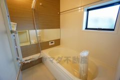 1日の疲れを癒すくつろぎのバスルーム。足を伸ばしてもゆったりと入れるサイズです。お子様と一緒にお風呂に入っても狭くないですね^^