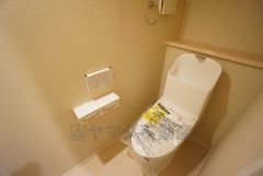 温水洗浄機付トイレです。節水機能もあるので、安心して使えますね。もちろん、1階2階の2ヶ所にトイレがあるので、忙しい朝にもゆとりができますね。