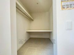 収納力豊富なウォークインクローゼット付き。洋服や小物などを1箇所にまとめて美しい収納を実現します。