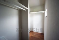 収納力豊富なウォークインクローゼット付き。洋服や小物などを1箇所にまとめて美しい収納を実現します。