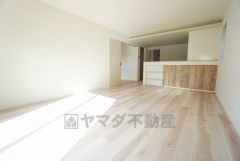 対面式キッチンを中心としたリビングダイニングで家族の会話が弾みそうです。