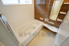 同仕様写真。1日の疲れを癒すくつろぎのバスルーム。足を伸ばしてもゆったりと入れるサイズです。お子様と一緒にお風呂に入っても狭くないですね^^