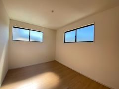 2面採光を確保した明るい室内は、風通しも良く、大変居心地の良い空間となっております。日当たりがよく、子供部屋としての利用もおすすめ。