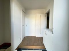 玄関には靴以外も収納できそうなシューズクローク付き＾＾靴が散らばらずスッキリした玄関を維持できますね。