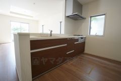 同仕様写真。対面式カウンターキッチンでお子様の様子が見守れます。カウンタートップは耐熱性に優れており、日ごろのお掃除もふき取るだけでＯＫ。ステンレスシンクも簡単にお掃除できますよ。