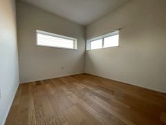 2面採光を確保した明るい室内は、風通しも良く、大変居心地の良い空間となっております。爽やかな風を感じて起きる朝は、快適生活の始まりに。