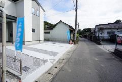 前面道路は公道西側約4.2ｍ。コンビニ徒歩2分。スーパー徒歩13分。周辺環境充実。カースペース並列3台。WICとバルコニー2ヵ所有＾＾