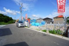 前面道路は6.2ｍ。 お車の離合もスムーズです＾＾ 大型車の通行がなく、騒音や振動が少ないので静かで快適な生活を送れます。