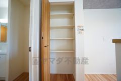 まとめ買いしてもこの収納量なら心配要らずのパントリー。調理家電や食品のストックをすっきりまとめられ、キッチン周りを広々使えます。