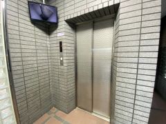 エレベーターホールには外部からの映像がチェックできる防犯カメラモニターが設置されています。防犯対策バッチリです。