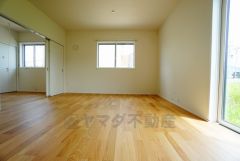 同仕様写真。大きな窓のあるリビングは、陽光あふれる明るい空間です。居心地良く、ご家族皆がゆったり寛げる憩いの空間となりそうです。