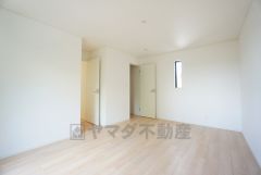 住む人のこだわりを活かす洋室＾＾日当たりがよく、寝室としての利用もおすすめ。広めのクローゼットもあり荷物もすっきり片付けれ、ゆとりのある暮らしが出来ます＾＾