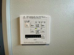 浴室暖房乾燥機には、暖房、乾燥、涼風、換気の4つの機能が付いています。タイマー付きです。