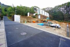 前面道路は公道東側約4ｍ。大型車の通行がほとんどなく、騒音や振動が少ないので静かで快適な生活を送れます。