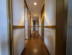 通路。洋室3部屋、トイレ、洗面台、リビングに面しており生活導線が良く、住みやすい間取りです＾＾