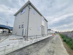 前面道路は4ｍ。交通量は少ないため小さなお子様がいるご家庭も安心です＾＾ 前面棟がないため陽当たり風通し良好です＾＾