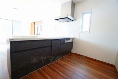 対面式カウンターキッチンでお子様の様子が見守れます。カウンタートップは耐熱性に優れており、日ごろのお掃除もふき取るだけでＯＫ。ステンレスシンクも簡単にお掃除できますよ。