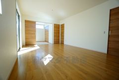 同仕様写真。大きな窓のあるリビングは、陽光あふれる明るい空間です。居心地良く、ご家族皆がゆったり寛げる憩いの空間となりそうです。