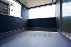 幅広のインナーバルコニーは洗濯物を守りやすく、眩しすぎる日差しも和らげます。