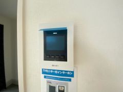 ドアを開けずに来訪者を確認できるモニター付インターフォン。見やすいカラー表示、ハンズフリータイプです。