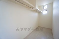 収納力豊富なウォークインクローゼット付き。洋服や小物などを1箇所にまとめて美しい収納を実現します。