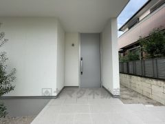 玄関には屋根があるので雨の日も安心＾＾ 白を基調とした外壁とグレーの扉でスタイリッシュな印象です＾＾ステキな玄関で帰ってくるのが楽しみになりそうですね＾＾