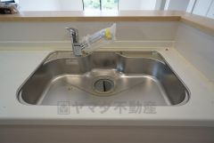広々とした凸型シンクに洗剤ポケットを標準装備。大きなお鍋など洗いやすいです。洗剤や石鹸、スポンジもすっきりできる収納付き。