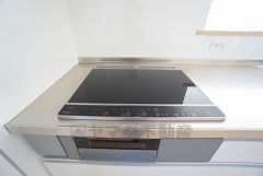 お手入れのしやすいIHクッキングヒーターです。 3口コンロなので、効率よくお料理が楽しめます。毎日のお料理も楽しくなりますね＾＾