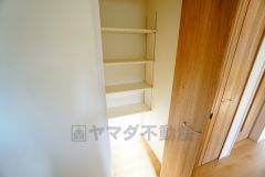 同仕様写真。まとめ買いしてもこの収納量なら心配要らずのパントリー。調理家電や食品のストックをすっきりまとめられ、キッチン周りを広々使えます。