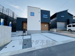 カースペースは停めやすい並列駐車2台付き。