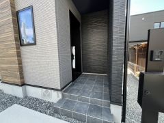 タッチキータイプの玄関ドアです。奥まって設置されているので、雨に濡れる心配もありません。
