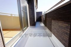 同仕様写真。お天気の良い日はお洗濯物がよく乾きそうな日当たり良好のバルコニー バルコニーから広がる開放的な眺望。視界が抜けており、心地よい景色が楽しめます＾＾