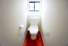 温水洗浄機付トイレです。節水機能もあるので、安心して使えますね。もちろん、1階2階の2ヶ所にトイレがあるので、忙しい朝にもゆとりができますね。