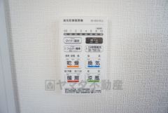 雨の日の洗濯も安心できる浴室暖房乾燥機付き浴室。リモコンで操作もボタン1つで簡単。 浴室暖房乾燥機には、暖房、乾燥、涼風、換気の4つの機能が付いています。タイマー付きです。
