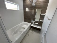 1日の疲れを癒すくつろぎのバスルーム。足を伸ばしてもゆったりと入れるサイズです。お子様と一緒にお風呂に入っても狭くないですね^^