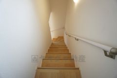 同仕様写真。小さなお子様やご高齢の方でも安心できる、手すり付き階段。段差も低めで設定されており、安全性にも優れています。