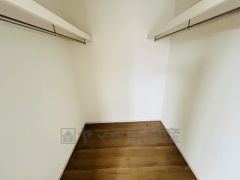 ハンガーパイプ付で散らかりがちな洋服類もきれいに整理できます。使用頻度が少ないものは枕棚の上に、足元には3段ボックスを置いて、フル活用できるクローゼットです＾＾