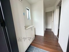 同仕様写真。たっぷり収納できるシューズボックスです。家族全員の靴がきれいに整頓できます。棚の上にお花や写真を飾っても良いですね。