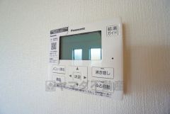 給湯器リモコンはキッチン横からボタンひとつで操作が楽々。通話ボタン付きでお子様とも会話ができて安心です。