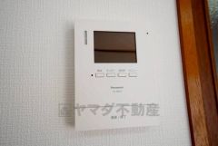 防犯性もばっちり、TVモニター付きインターフォン完備。大きなモニターで玄関先を確認できます。録画機能が付いているので不在時の訪問者も確認できて安心です^^