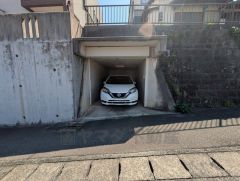 愛車を雨風から守る車庫付き。