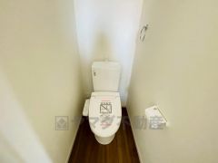 温水洗浄機付トイレです。節水機能もあるので、安心して使えますね。もちろん、1階2階の2ヶ所にトイレがあるので、忙しい朝にもゆとりができますね。