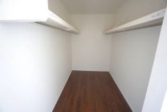 収納力豊富なウォークインクローゼット。 洋服や小物などを1箇所にまとめて美しい収納を実現します。