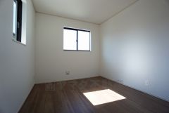 2面採光を確保した明るい室内は、風通しも良く、大変居心地の良い空間となっております。爽やかな風を感じて起きる朝は、快適生活の始まりに。