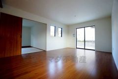 大きな窓のあるリビングは、陽光あふれる明るい空間です。居心地良く、ご家族皆がゆったりくつろげる憩いの空間となりそうです。